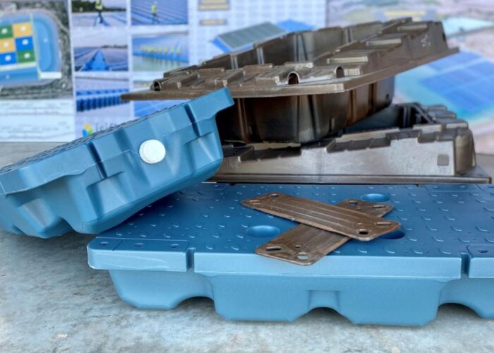 Molding of the secondary floats that mixed the use of cork with thermoplastic (HDPE). Image: Isigenere.