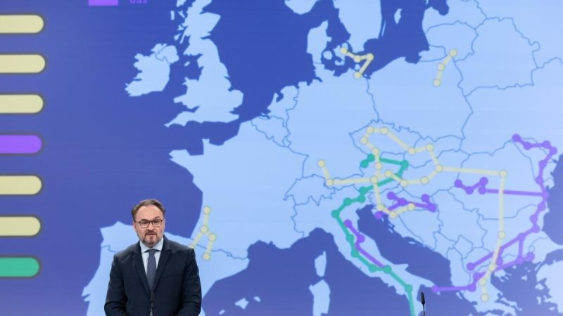 Dan Jørgensen makes a speech.